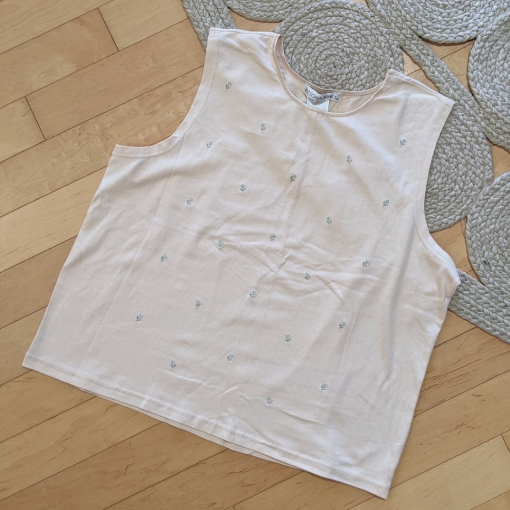 🐦3/$20🐦 Vintage dead stock floral embroidered tank